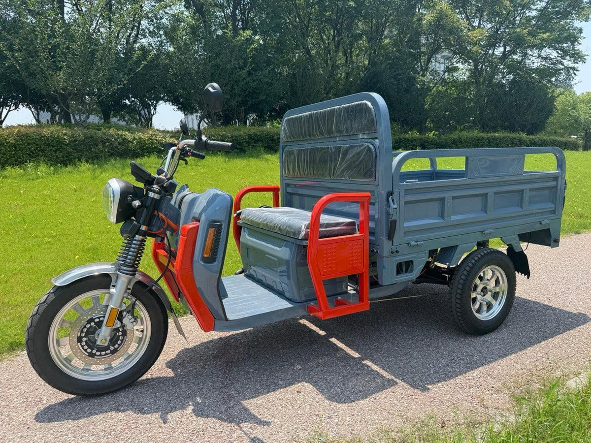 CargoMax 800 električno transportno vozilo s platformom, sive boje