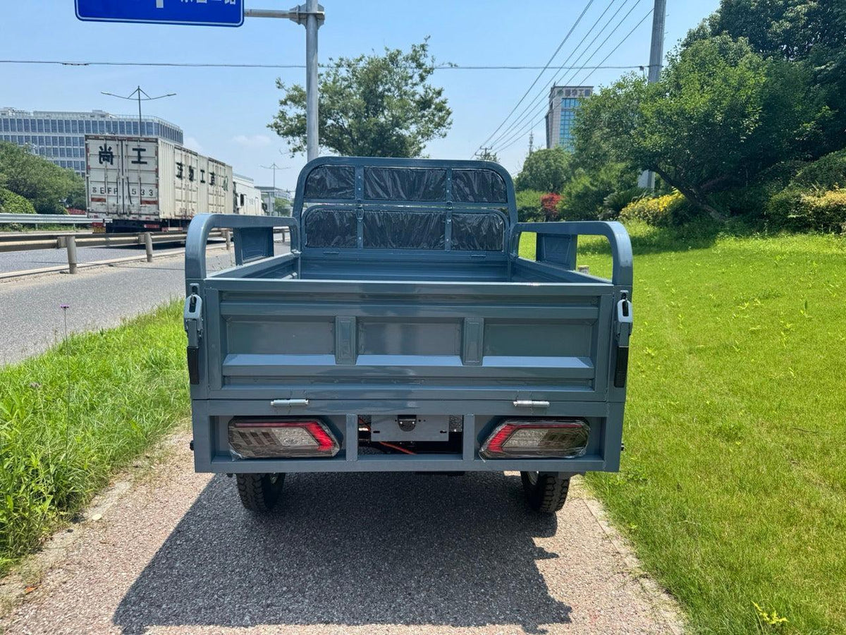 CargoMax 800 električno transportno vozilo s platformom, sive boje