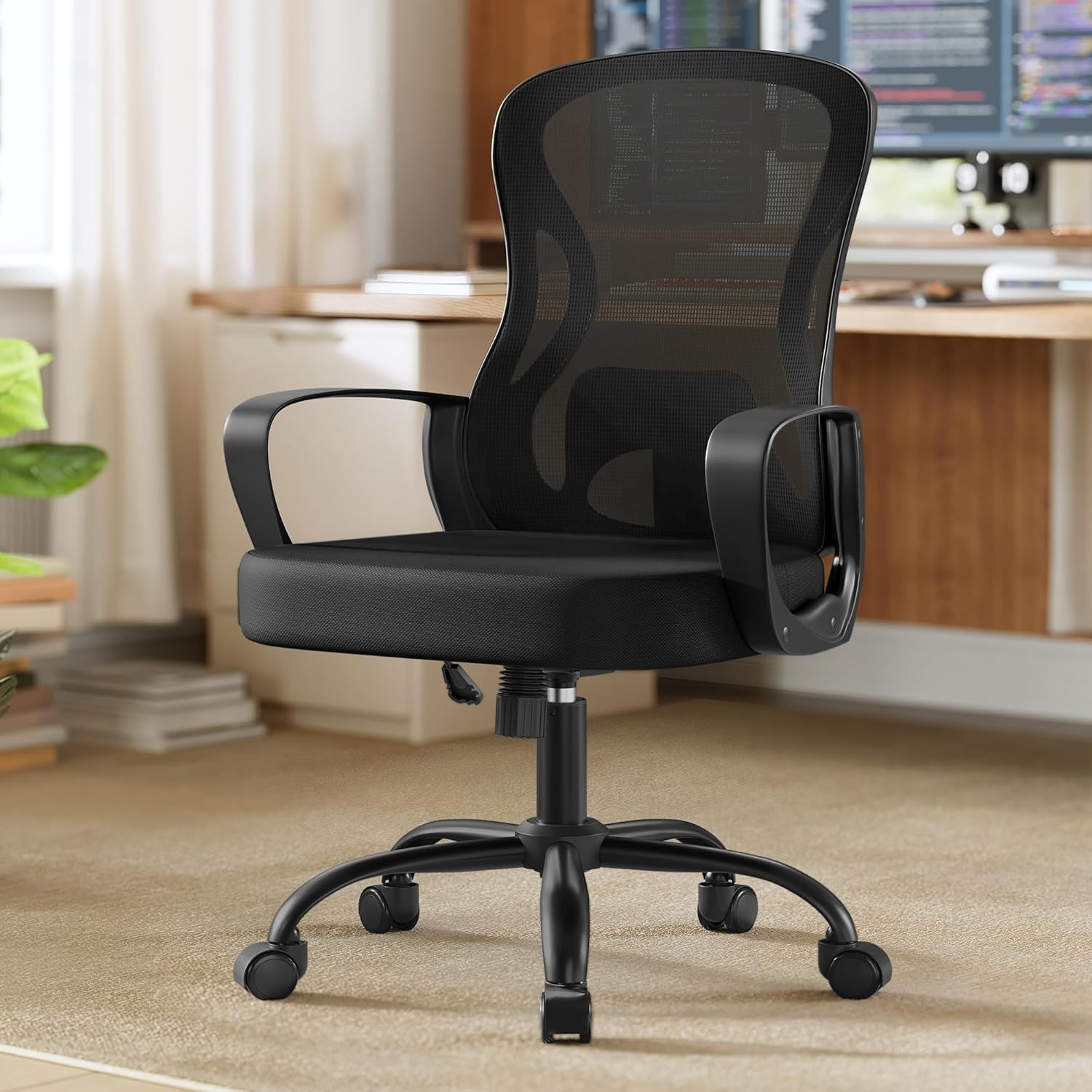 Ergonomska crna mrežasta uredska stolica s kotačima