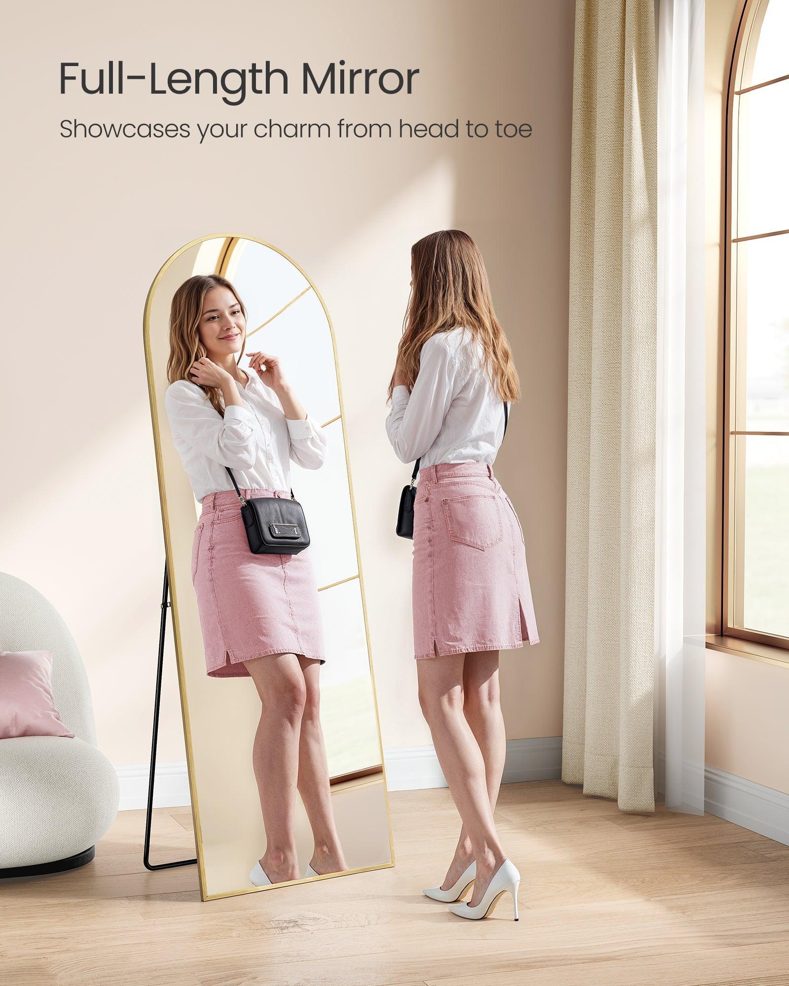 Izakrivljeni stajaći ogledalo s aluminijskim okvirom, od kaljenog stakla, u svijetlo zlatnoj boji