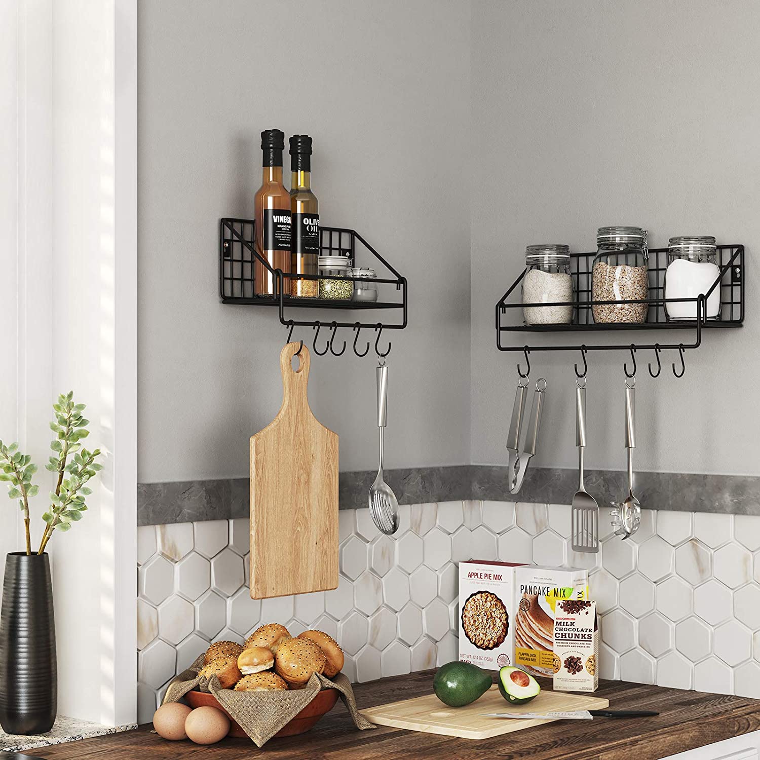 Set od 2 zidne, metalne police u industrijskom dizajnu s kukicama, crne | SONGMICS-vitahome.hr