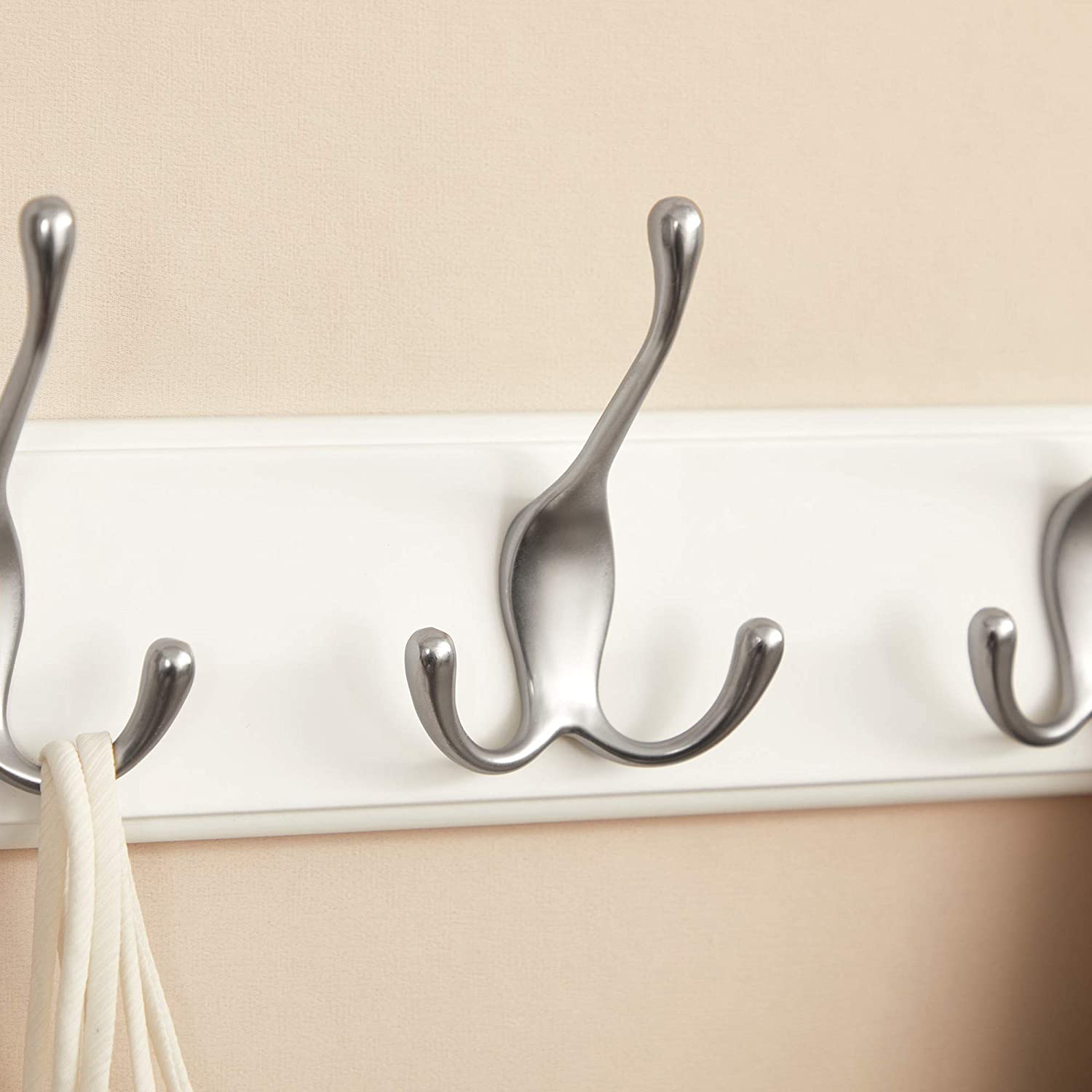 Zidna vješalica za kapute s 4 trostruke kuke, 40 x 11 x 7 cm, bijela i srebrna | SONGMICS-vitahome.hr